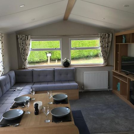 Exclusive 3 Bedroom Caravan, Sleeps 8 People At Parkdean Newquay Holiday Park, Cornwall, Uk Luaran gambar