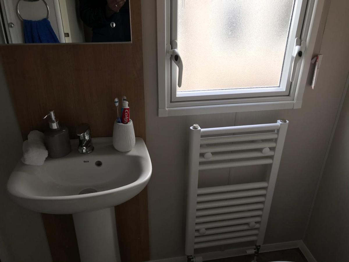 Exclusive 3 Bedroom Caravan, Sleeps 8 People At Parkdean Newquay Holiday Park, Cornwall, Uk Luaran gambar