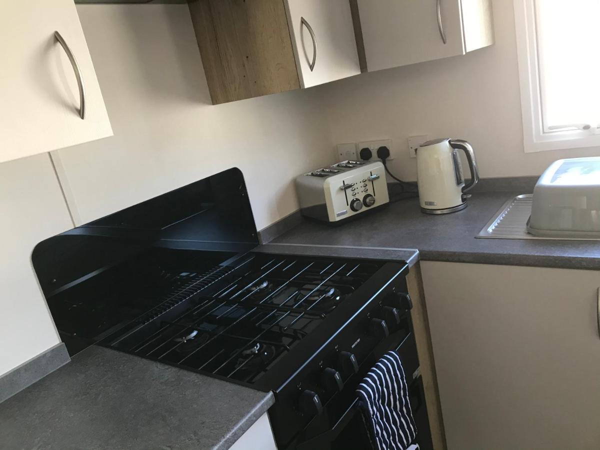 Exclusive 3 Bedroom Caravan, Sleeps 8 People At Parkdean Newquay Holiday Park, Cornwall, Uk Luaran gambar