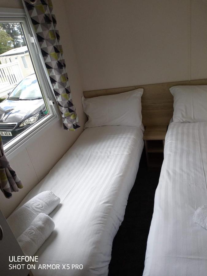 Exclusive 3 Bedroom Caravan, Sleeps 8 People At Parkdean Newquay Holiday Park, Cornwall, Uk Luaran gambar