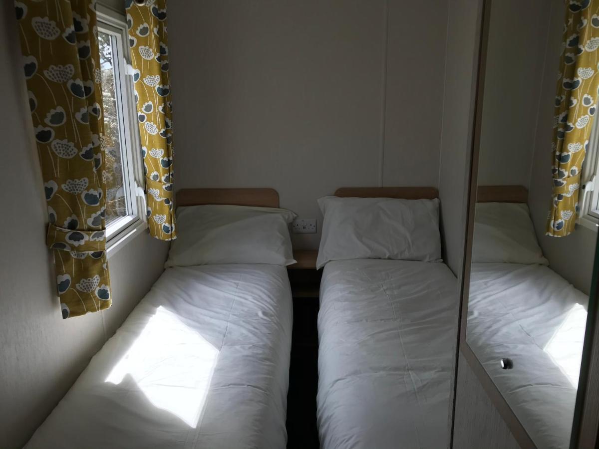 Exclusive 3 Bedroom Caravan, Sleeps 8 People At Parkdean Newquay Holiday Park, Cornwall, Uk Luaran gambar