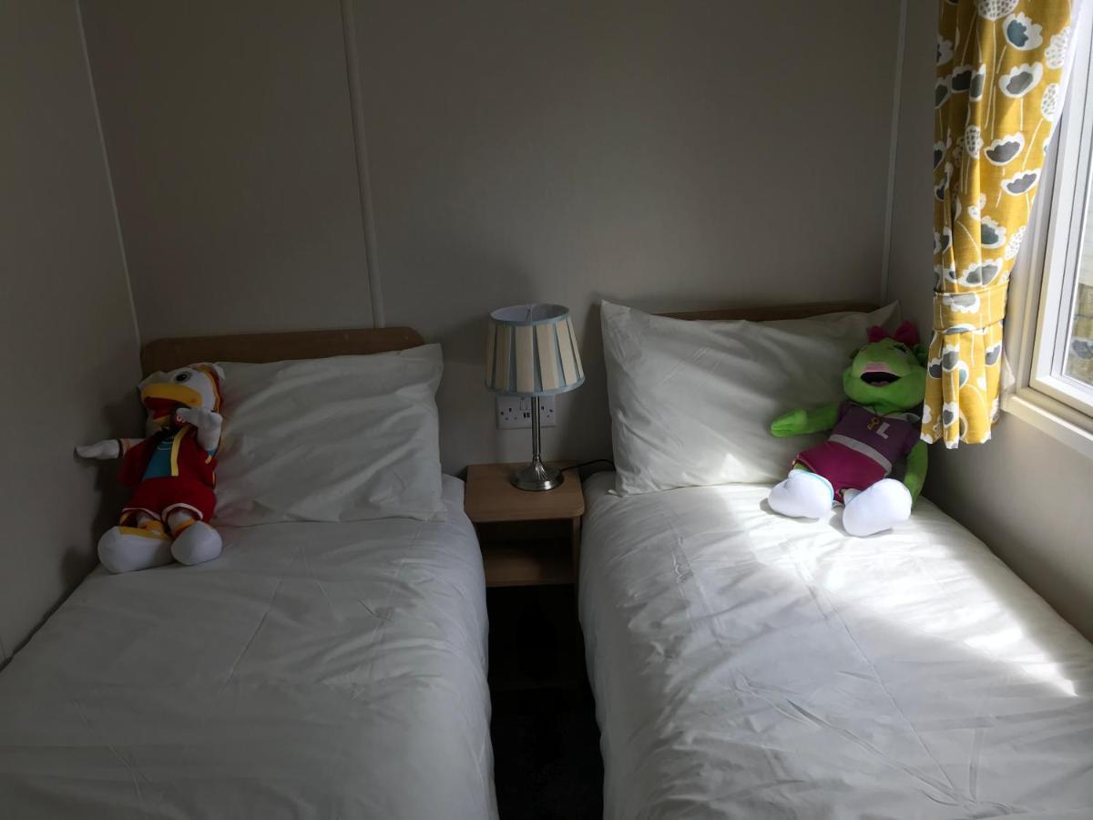 Exclusive 3 Bedroom Caravan, Sleeps 8 People At Parkdean Newquay Holiday Park, Cornwall, Uk Luaran gambar