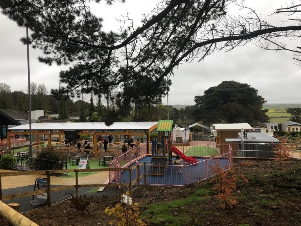 Exclusive 3 Bedroom Caravan, Sleeps 8 People At Parkdean Newquay Holiday Park, Cornwall, Uk Luaran gambar
