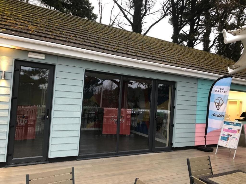 Exclusive 3 Bedroom Caravan, Sleeps 8 People At Parkdean Newquay Holiday Park, Cornwall, Uk Luaran gambar